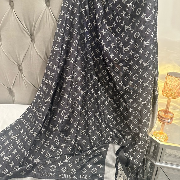 Louis Vuitton Denim Noir Scarf - Picture 5 of 5